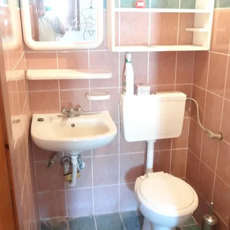 Haus In Privatgrundstueck Bei