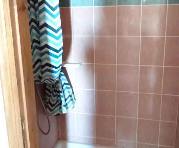 Haus In Privatgrundstueck Bei *